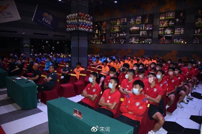 第12分钟，圣吉罗斯前场任意球机会，町田浩树头球攻门顶偏。